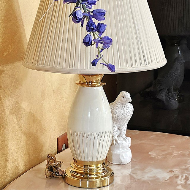 Vintage Ethan Allen Ivory Porcelain & Brass Leaf-Embossed Table Lamp For Sale - Image 14 of 18