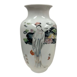 Early 20th-Century Chinese Famille Rose Porcelain Vase For Sale