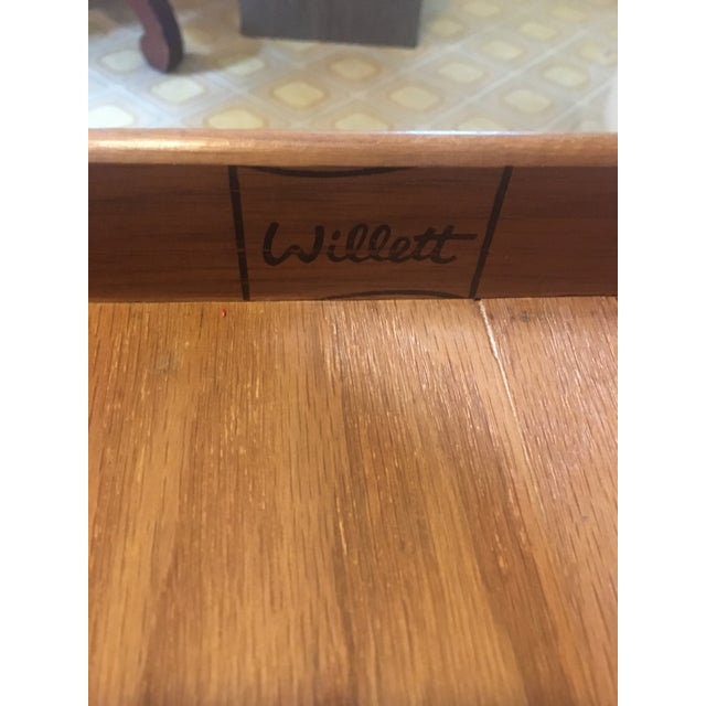 1960s Vintage Willett Furniture Traditional Style Solid Cherry Nightstand For Sale - Image 10 of 12