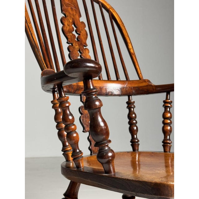 English Windsor Chair in Yew Wood For Sale - Image 16 of 18