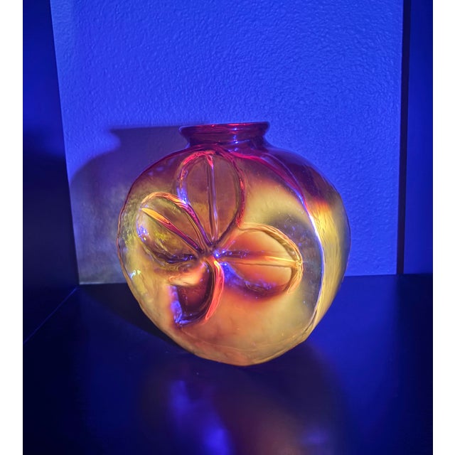Early 20th Century Handmade Fluorescent Americana Art-Glass Vase For Sale - Image 13 of 13