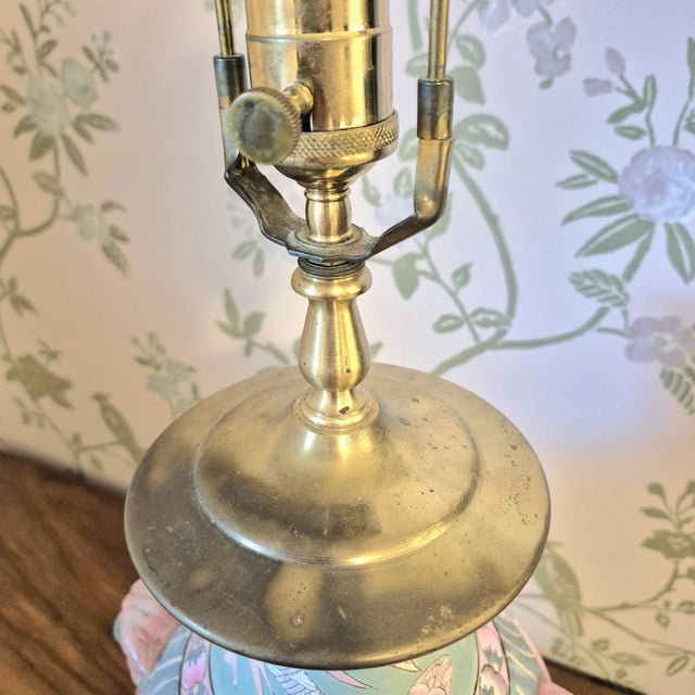 1980s 1980s Heyward House Pastel Teal & Pink Tobacco Leaf Ceramic Table Lamp W/ Foo Dog Handles Chinoiserie Hollywood Regency Palm Beach For Sale - Image 5 of 14
