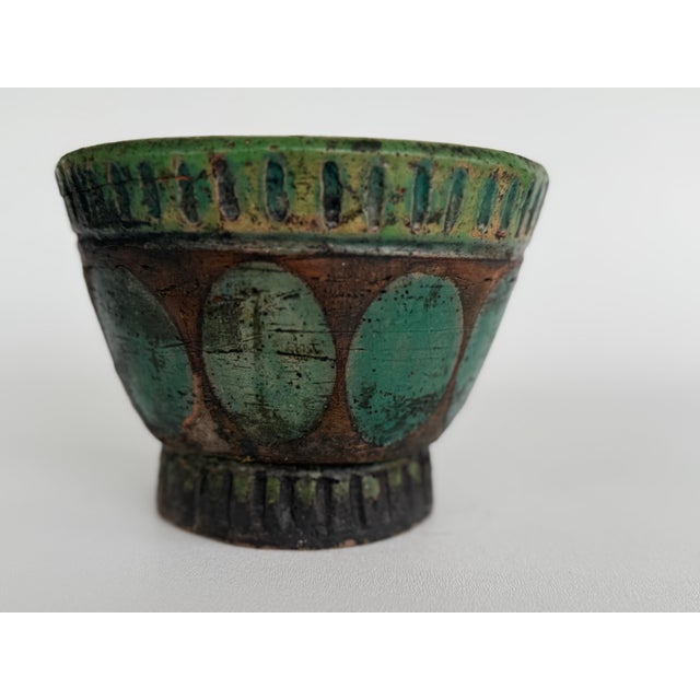 Available 20th century handcrafted and signed decorative Studio Pottery Bowl Signed Sue at the bottom