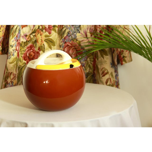 Biscotto is a rare ceramic piece realised by Roberto Schweizer for the well-known ceramic company Pagnossin, Treviso...