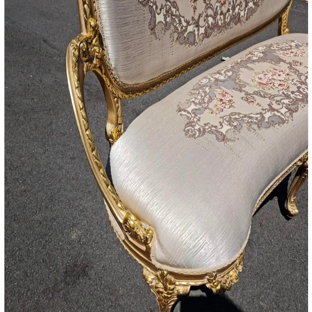 New Simple Gold Leaf French-Style Victorian Settee Chair – Elegant Antique-Inspired Sofa/Soft For Sale In New York - Image 6 of 6