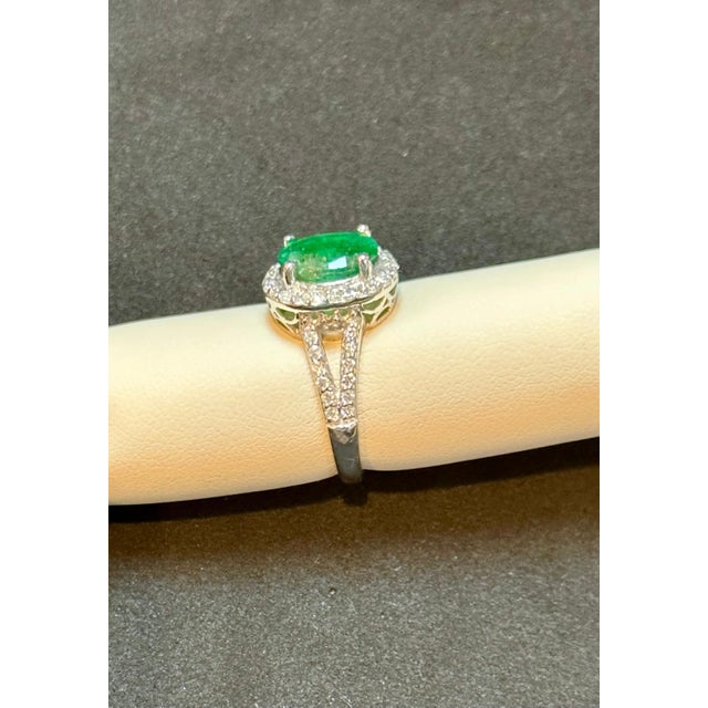 Modern 3.5 Carat Oval Natural Zambian Emerald & 1.8 Ct Diamond Ring 14 Karat White Gold For Sale - Image 3 of 8