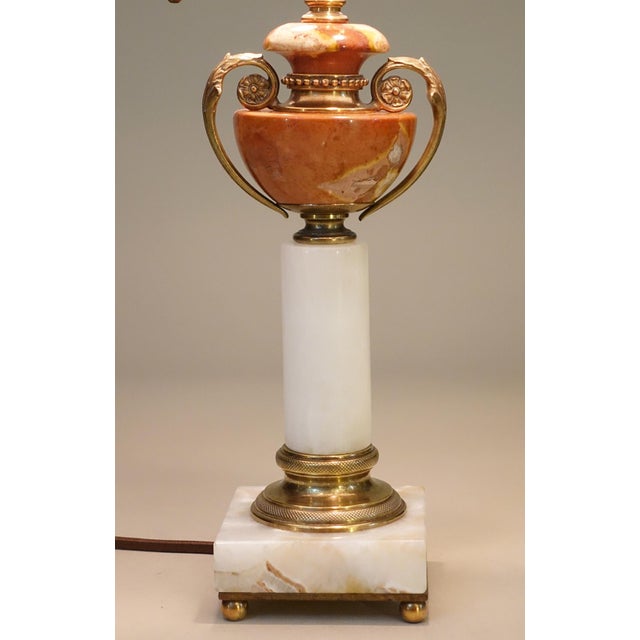 1930s French Depose Art Deco Neo Classic White/Salmon Onyx Marble Column & Urn Bronze Table Lamp For Sale - Image 4 of 9