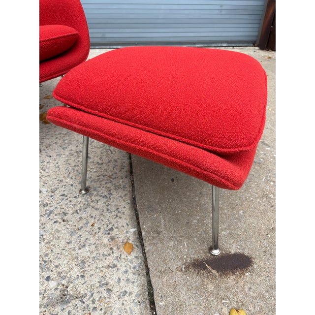 Mid-Century Modern Eero Saarinen for Knoll Red Boucle Womb Chair and Ottoman For Sale - Image 3 of 10
