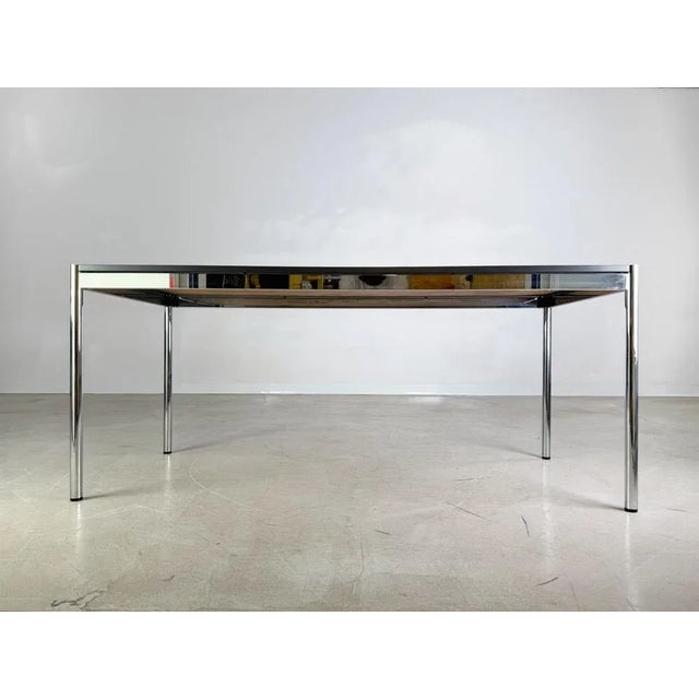 We are offering a USM Haller desk with a custom-painted tabletop. - 15 pieces 150cm x 75cm x 75cm (width x depth x height)...
