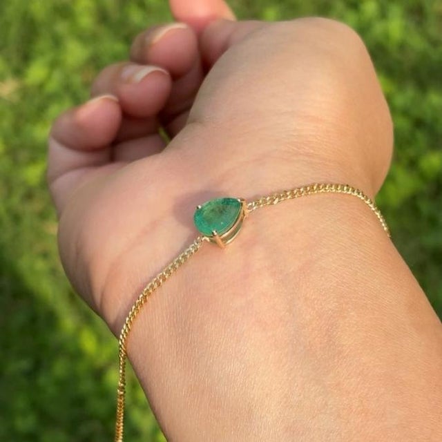 14k Yellow Gold 1.85Ct Emerald Solitaire Teardrop Curb Chain Bracelet For Sale In New York - Image 6 of 15