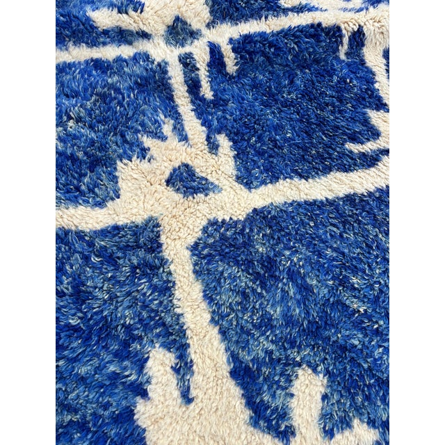 Mid-Century Modern Blue and Ivory Hand-Knotted Moroccan Mrirt Rug, 2010s For Sale - Image 3 of 12