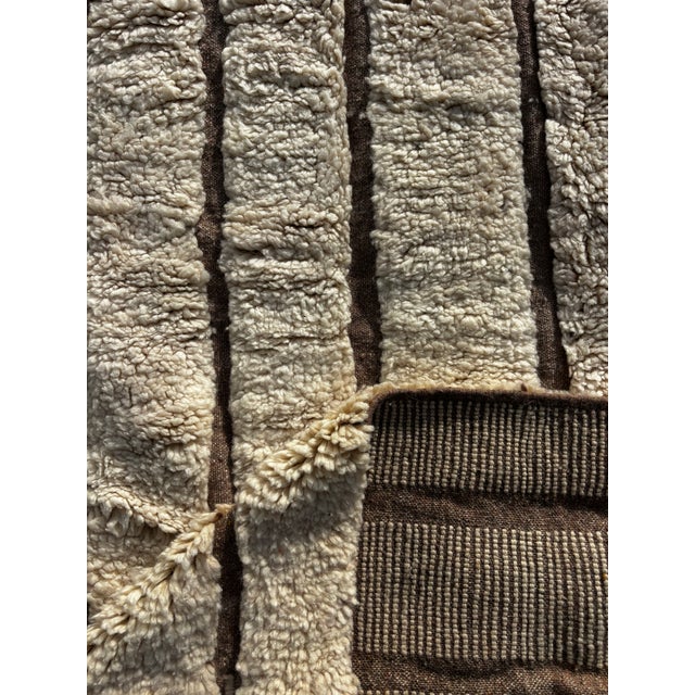 Moroccan Beni M’Rirt Rug – Handwoven Atlas Wool Carpet – Minimalist Berber Design For Sale - Image 16 of 16