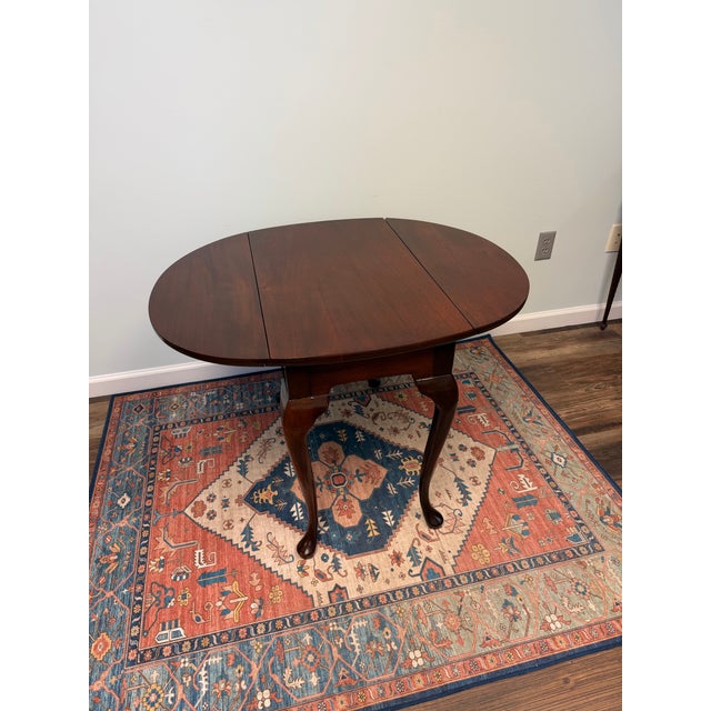 Queen Anne Pair of Early 20th Century Traditional Queen Anne–Style Drop-Leaf Side Tables For Sale - Image 3 of 9