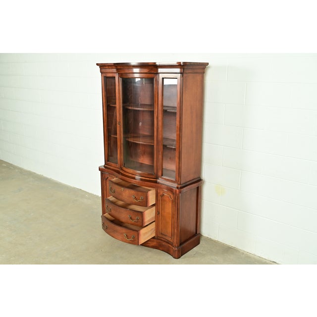Baker Furniture Style Georgian Carved Mahogany Breakfront Bookcase Cabinet, Circa 1950s For Sale In South Bend - Image 6 of 12