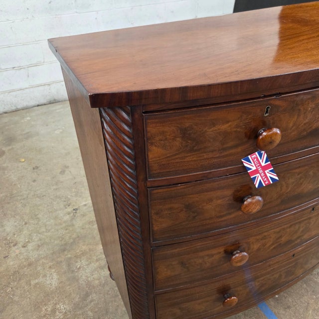 English Late 19th Century Georgian Bowfront Mahogany 5 Drawer Chest With Twist Side Supports For Sale - Image 3 of 15