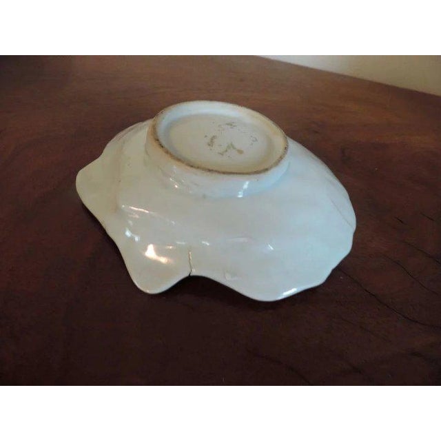 White 18th Century Chinese Export Famille Rose Porcelain Scallop Shell Shape Bowl For Sale - Image 8 of 11