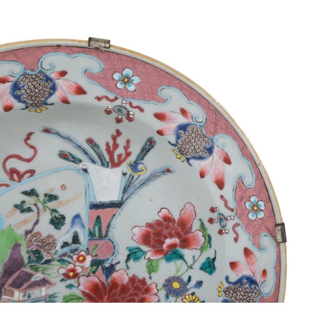 Chinese 18th Century Chinese Export Famille Rose Porcelain Barber’s Bowl For Sale - Image 3 of 7