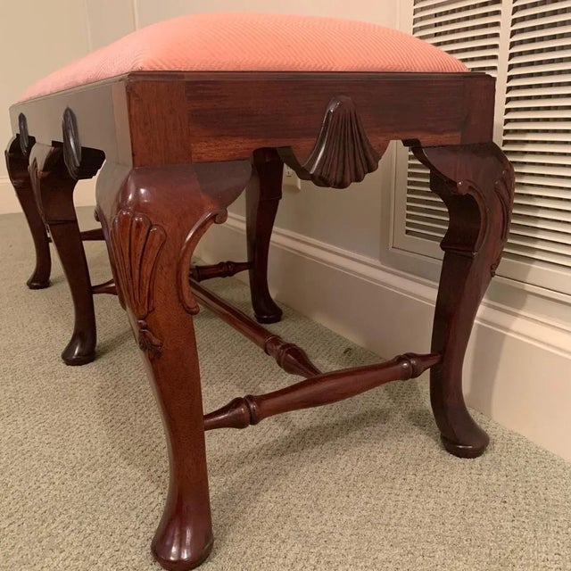 1980s 1980s Georgian Furnishing Co. Carved Mahogany Queen-Anne 6-Leg Bench With Coral Fabric For Sale - Image 5 of 10