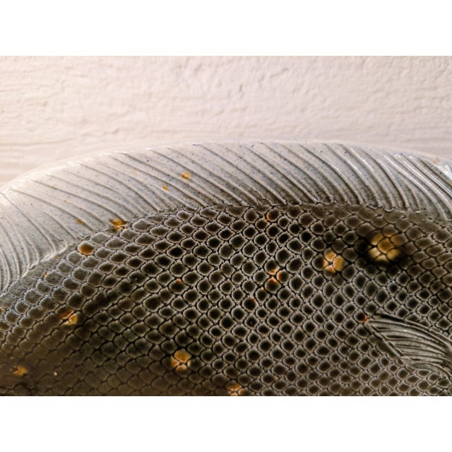 Slate Gray 1979 Vintage Rosalie and Tom Nadeau "Blackback Flounder" Ceramic Fish Platter - 18.75" For Sale - Image 8 of 15