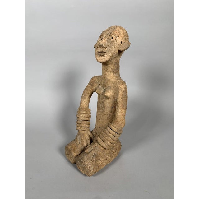 Title: Bankoni statuette, Mali, 13th-15th century, terracotta, red ochre, African tribal art For Sale - Image 4 of 9