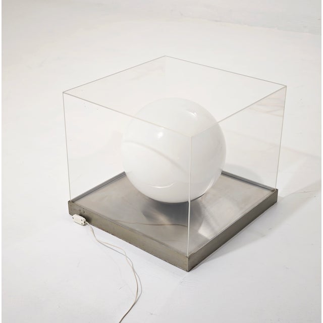 A unique and rare floor or table lamp with a futuristic design, made in Italy around 1970. A square anodized metal base...