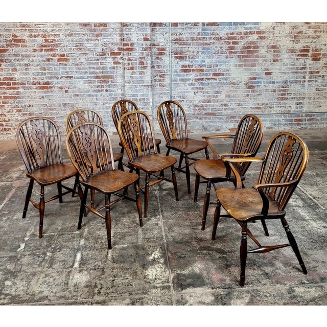 19th century Antique English Windsor Chairs - Set of 8 This set is a comprising 2 armchairs and 6 side chairs - True...