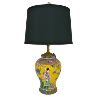 Foo Dog Famille Jaune Lamp For Sale
