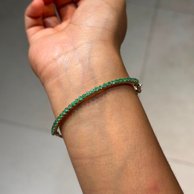 Modern 1.86ct Round Cut Emerald Tennis Bangle Bracelet in 14k Yellow Gold For Sale In New York - Image 6 of 17