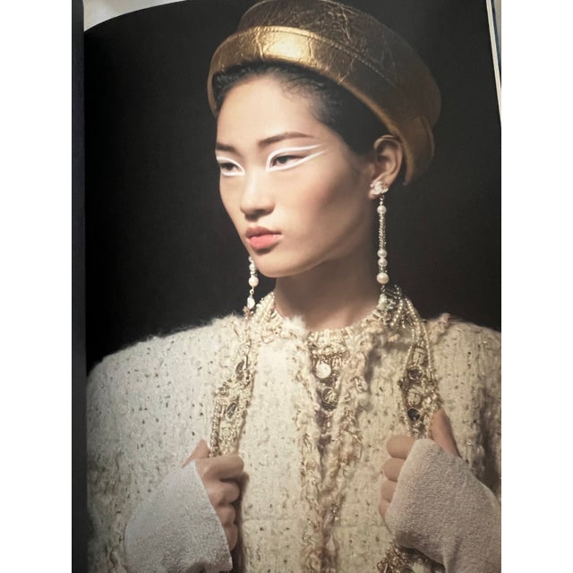 2010s Chanel Métiers D’Art 2018 Paris–New York Coffee Table Book W/ Original Inserts | Karl Lagerfeld For Sale - Image 5 of 9