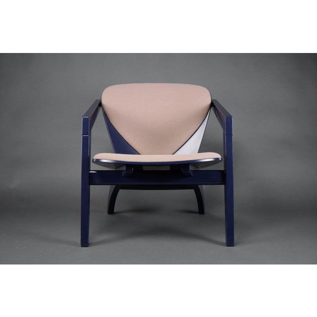 Looking for a unique piece of furniture that seamlessly blends style and comfort? Look no further than the GE 460...