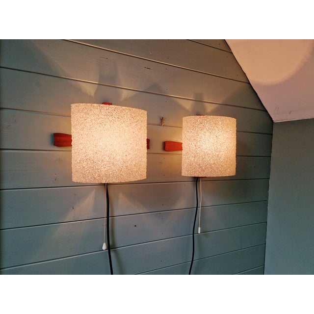 Pair of Scandinavian wall sconces in teak and textured resin, 1960s. Compatible with an E14 LED bulb. Very good condition....