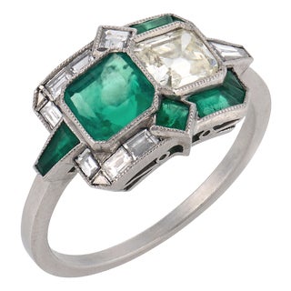 Early 20th Century Art Deco Style Diamond Emerald Platinum Toi Et Moi Ring, Size 7 For Sale