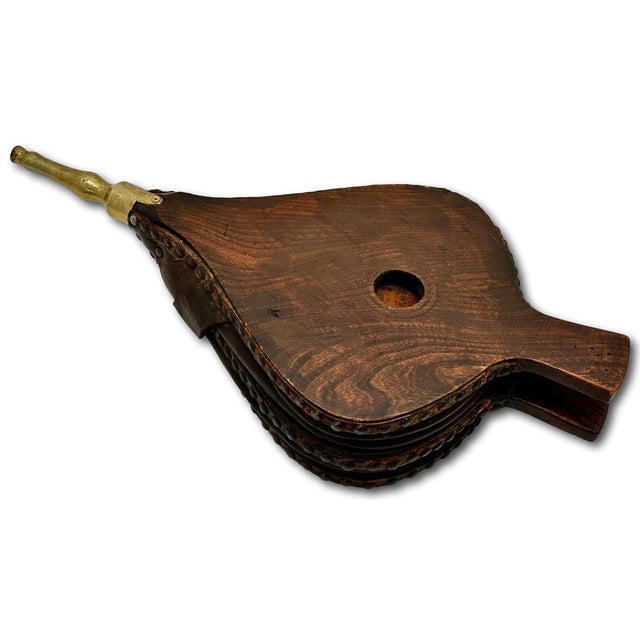 Chestnut Outstanding Large 1890s Antique Hand Made English Yew Wood & Brass "Double Lung" Fireplace Bellows - 24 Inches Long For Sale - Image 8 of 18
