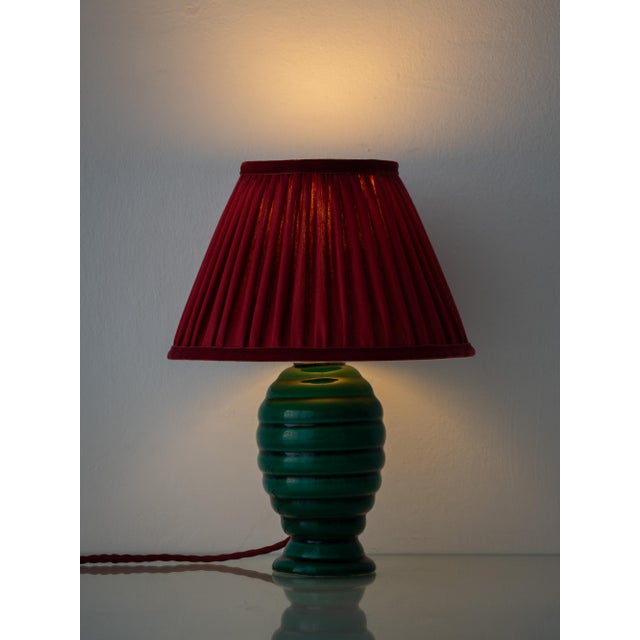 Art Deco French Emerald Green Ceramic Table Lamp with Ruby Silk Shade, 1930s For Sale - Image 3 of 14