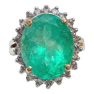 Vintage 6.88 carat Colombian Emerald in 14k yellow gold ring, Size 6 For Sale
