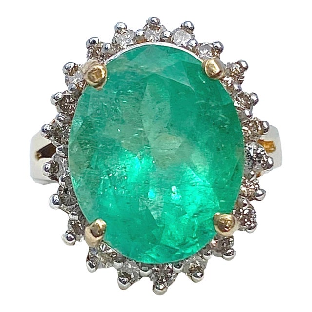 Vintage 6.88 carat Colombian Emerald in 14k yellow gold ring, Size 6 For Sale
