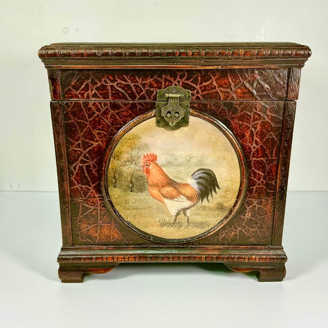 1970s Vintage Farmhouse Arts & Crafts Boho Chic Velvet Lined Rooster Storage Box For Sale - Image 4 of 18