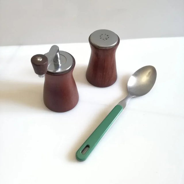 Mid-Century Salt Shaker and Pepper Mill from Deve, Netherlands, 1960s, Set of 2 For Sale - Image 11 of 12