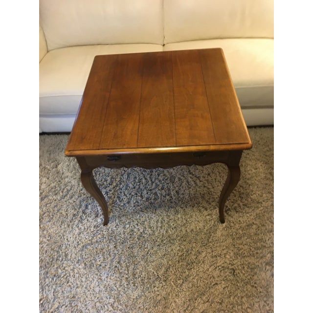 Henredon side table nice side table for you room high end furniture. Made in the late 20th century.