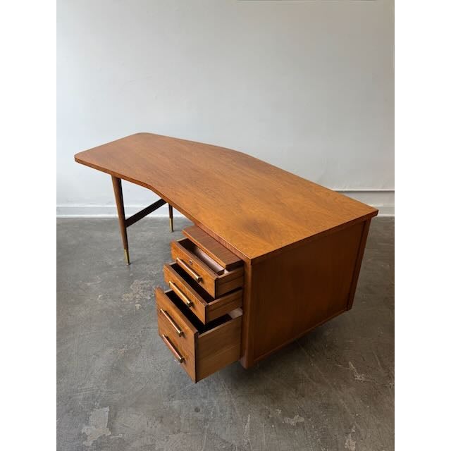 This impressive executive desk by Standard Furniture is celebrated for its dramatic, expansive “kidney” or “boomerang”...