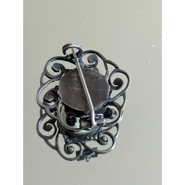 1910s Late Victorian/Edwardian Filigree Mother of Pearl Brooch For Sale - Image 11 of 11