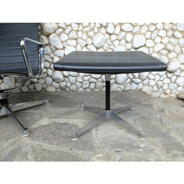 Set of Aluminium EA 124 Lounge Chair & EA 125 Ottoman by Charles & Ray Eames for Herman Miller, 1960s For Sale - Image 9 of 18