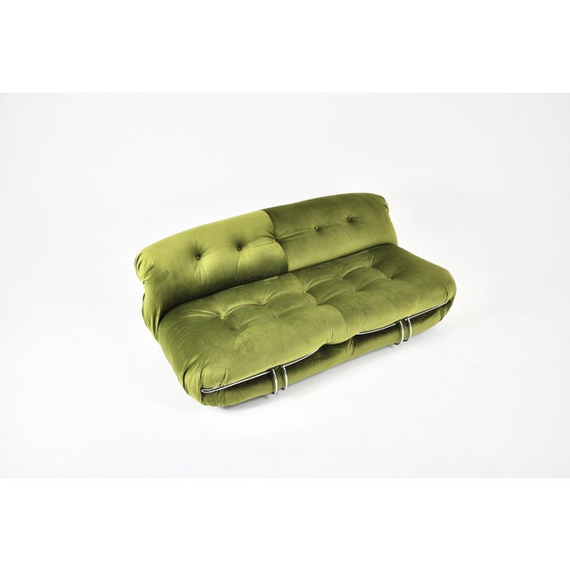 Magnificent green velvet and metal sofa from the 70s by Afra & Tobia Scarpa Seat height 37 cm. Wear due to time and the...
