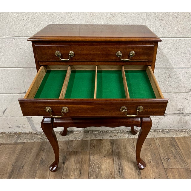 Queen Anne Vintage Queen Anne Style 20th Century Four Drawer Flatware Silver Chest For Sale - Image 3 of 8