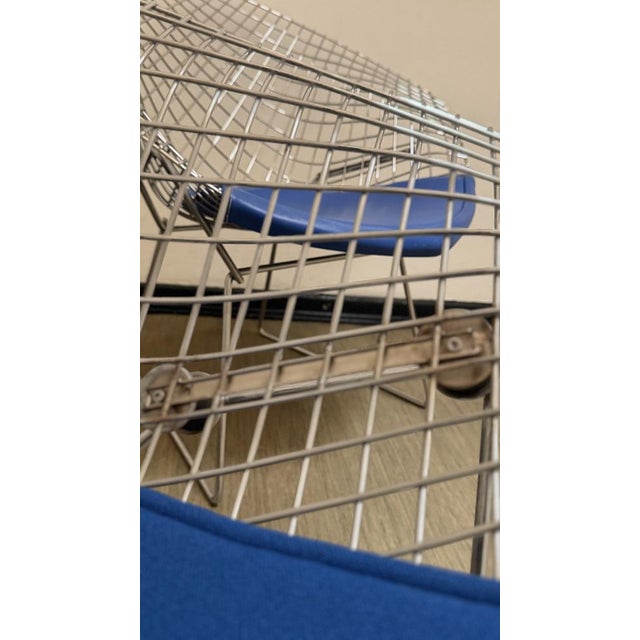 Wire 421 and 422 Diamond Chairs in Silver and Blue by Harry Bertoia for Knoll, 1970s, Set of 2 For Sale - Image 10 of 18