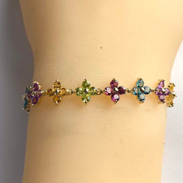 1990s 14k Yellow Gold Amethyst Blue Topaz Citrine Garnet Peridot Floral Bracelet For Sale In New York - Image 6 of 7
