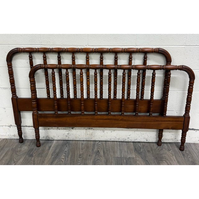 This is an absolutely stunning vintage full-sized Jenny Lind spindle bed or spool bed with stunningly turned spindles....