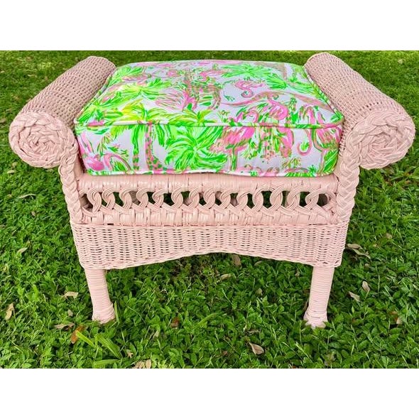 1970s Hollywood Regency Pink Wicker Vanity Stool & Matching Pillow Set – Tailored Lilly Pulitzer "On Parade" Cushion For Sale - Image 4 of 12