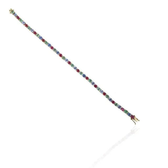 15.25 Carat Emerald, Ruby and Sapphire 14k Yellow Gold Tennis Bracelet For Sale - Image 4 of 5