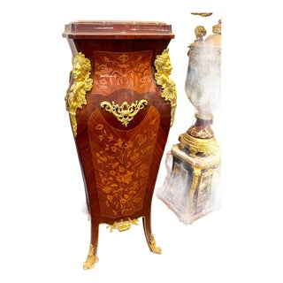 French Rococo Marble-Top Pedestal Column – Ornate Gilded Accent Stand With Timeless Elegance For Sale